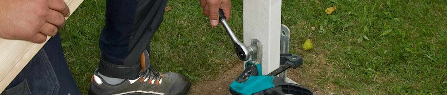 Hvordan setter jeg stolper HELT rett? Skråstivere bør monteres litt under midten av stolpen.